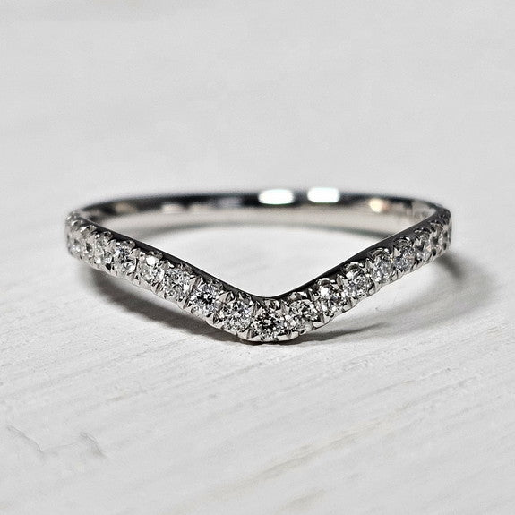 14k White Gold 0.25 Ctw Diamond Contour Band