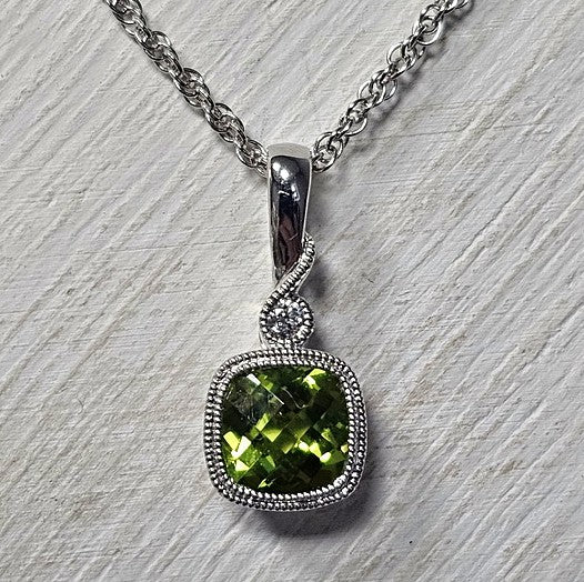 14k White Gold 0.97 Ctw Peridot Pendant