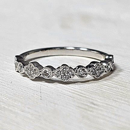 14k White Gold 0.20 Ctw Diamond Milgrain Clover Style Band