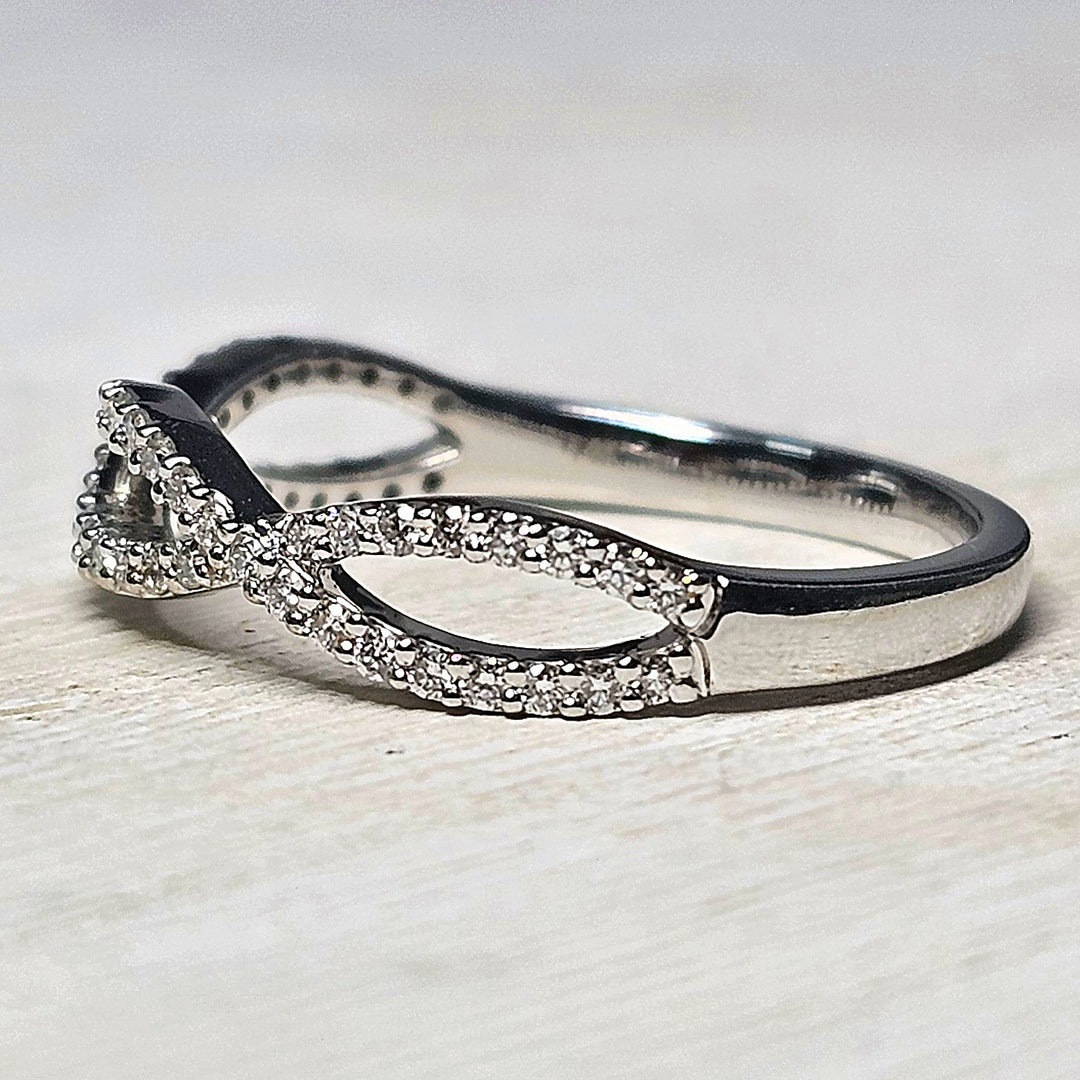 14k White Gold Twist Diamond Wedding Band .25ctw