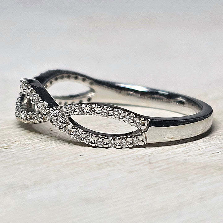 14k White Gold Twist Diamond Wedding Band .25ctw